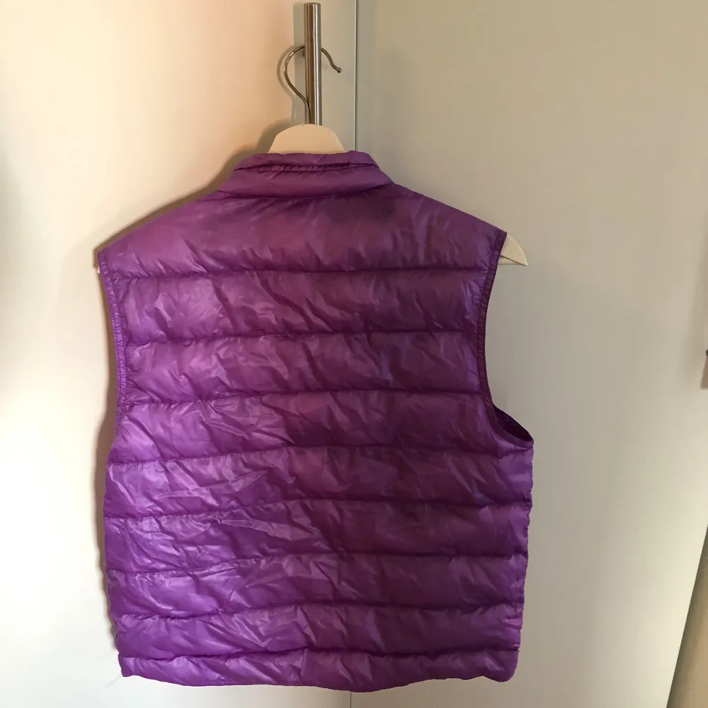 Moncler väst, 10/10 skick, 100% autentisk. Takit.
