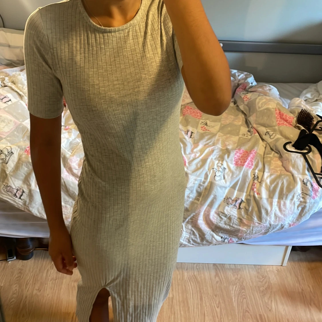 Lång grå klänning med slits