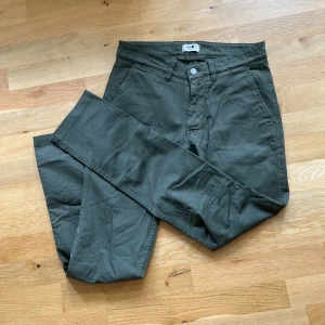 Snygga chinos  - Snygga chinos från NN07! Oanvända - alltså i nyskick  Köpta för 1400 kr - modellen heter ”Marco” Kontakta mig vid intresse och tveka inte med att ställa frågor!