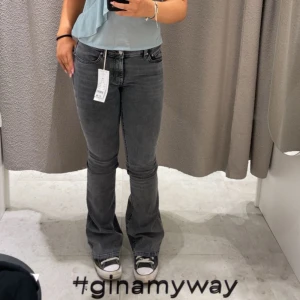 Bootcut jeans  - Gråa jeans från Gina tricot. Använd fåtal gånger. Nypris 499 kr