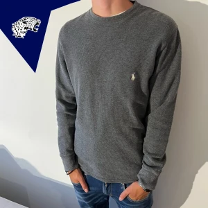 RALPH LAUREN TRÖJA  - Ralph Lauren tröja | Skick: 9/10 | Strl: S | Vårt pris 379kr | Modellen är 180 cm lång | Hör av dig om du undrar någonting!