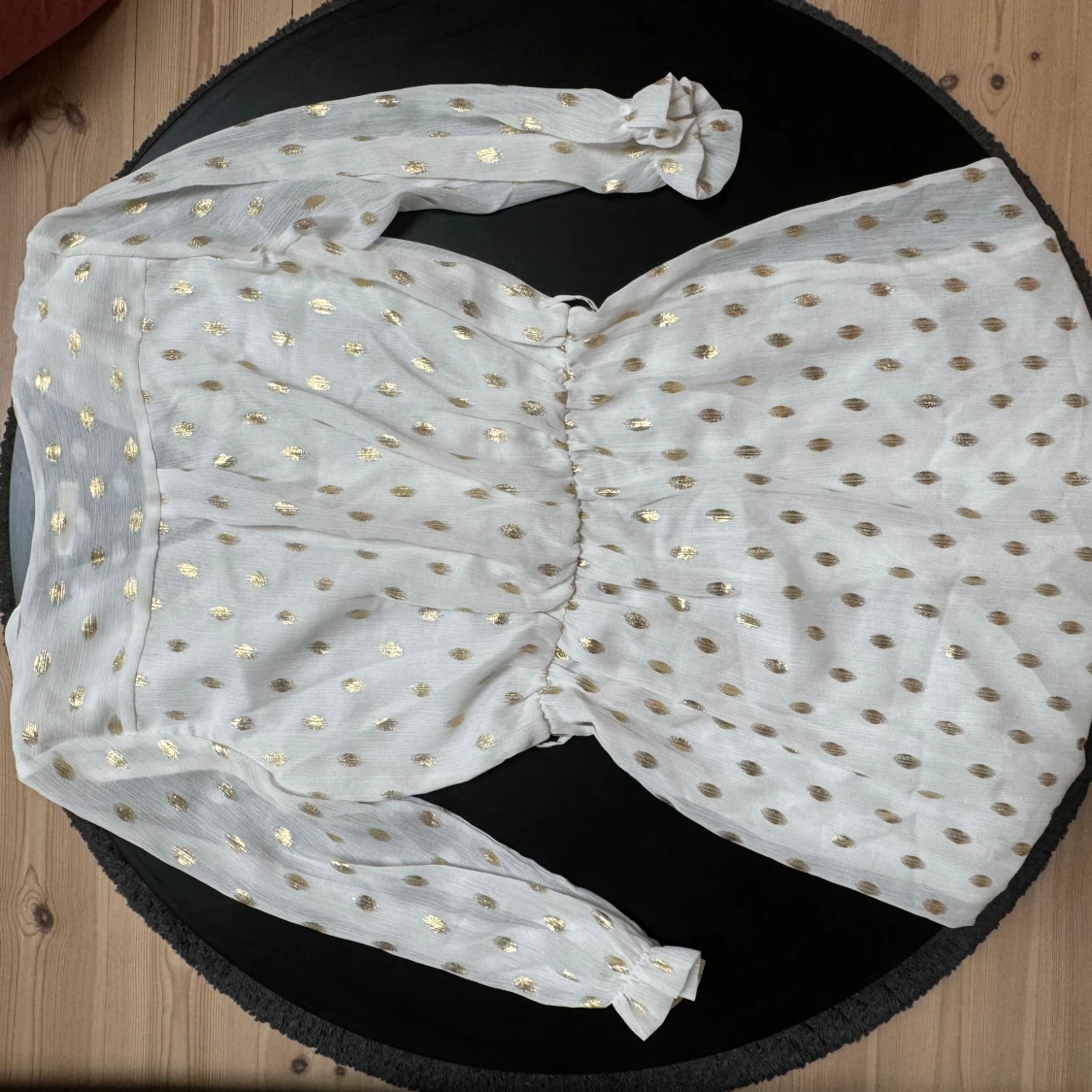 Guld klänning med band i midjan tre kvarts ärm - 90