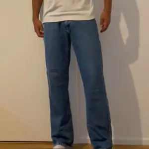 Straight leg jeans. Perfekt passform. Passar till nästan allt. Väl omhändertagna. Storleken är 30/30 men passar även 31. Jag är 176cm och väger 71kg. Hör av er vid mer frågor 😁