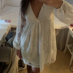 klänning - säljer min studentklänning från Gina Tricot, använd en gång och i nytt skick! köpt för 800kr, säljer för 700kr 