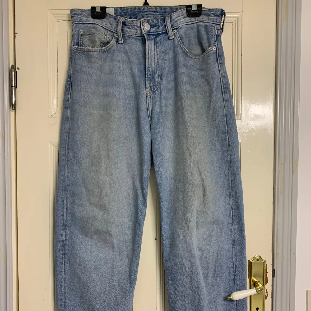 Hej! Nu kan du köpa dessa fina ljusblåa loose/baggy jeansen från HM för ett kanonpris! Har ett par mörkblåa likadana till salu med! Samma storlek! Jeansen är riktigt stilig och skönt att ha på sig. Kvaliteten är bra och de matchar med nästan allt! . Farkut & Housut.