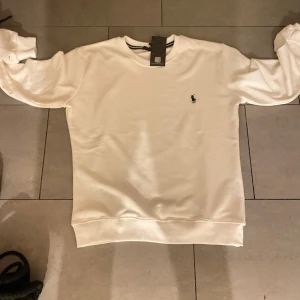 Ralph lauren tröja  - Helt ny, fin skick. Liten i storlek så den passar mer Storlek S