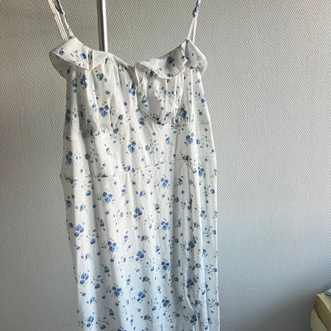 Vit blommig sommarklänning - 92
