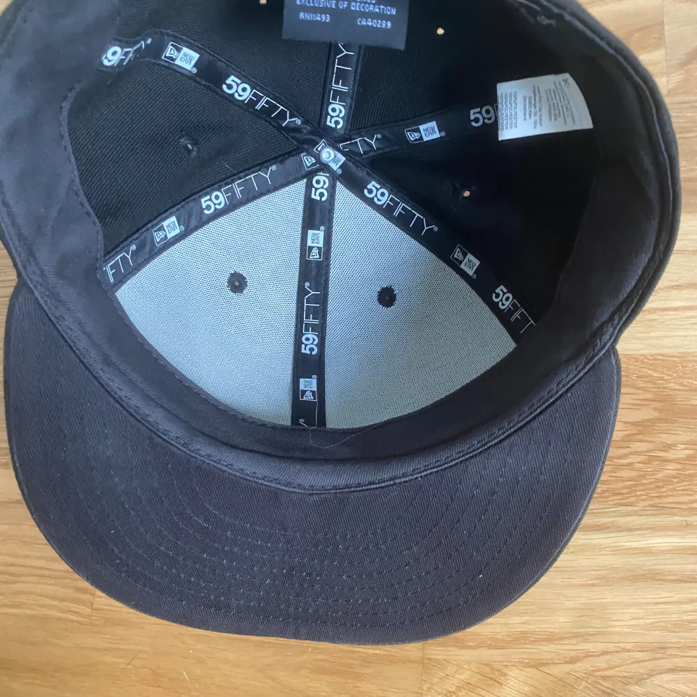 Säljer en svart keps från 59FIFTY med en vit LA-logga på framsidan. Kepsen är i bra skick och har en klassisk design med en platt skärm. Perfekt för vardagsbruk eller sportevenemang.. Accessoarer.