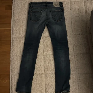 Jacob Cohën jeans - Tja, säljer dessa Jacob Cohën jeansen i storlek 32 och modellen type 622.c Dom är sjukt snygga men har tyvärr fått ett litet hål i skrevet och ett på knät (går att laga) 