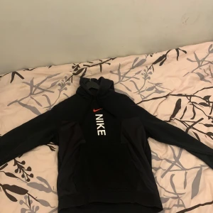 Märkeskläder  - Säljer lite märkeskläder som har blivit för små  Storlek M på alla  Pris: Bild 1- 400kr Bild 2- 500kr Bild 3- 300kr Pris går att diskutera 