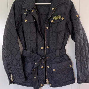 Fin jacka  - Fin jacka med skärp till