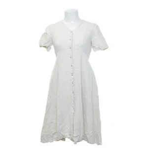 Linne klänning  - Somrig linne klänning, aldrig använd eftersom den inte passar mig. Köpt ifrån Sellpy 