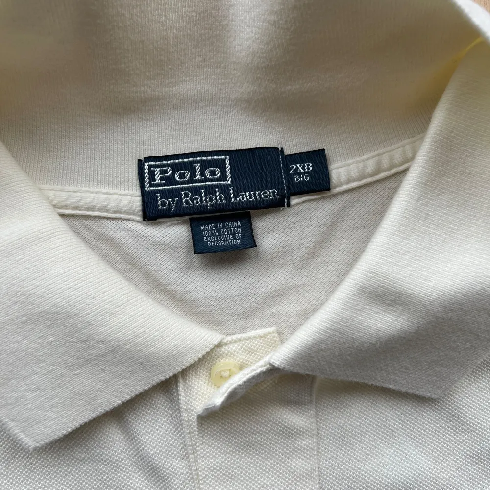 Vit polo by ralph lauren tröja i storlek 2XB (motsvarar 2XL/3XL). Oanvänd och prislapp finns kvar.. T-shirts.