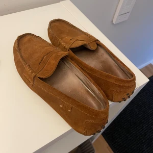 Ralph lauren - Loafers skor från Ralph lauren kvaliten är väldigt bra. Skorna är väldigt sköna att använda som på fest och fritid för sena sommarkvällar.