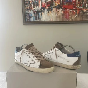 Golden goose - Hej säljer nu dessa golden goose i storlek 40 med de sitter mer som 41-42. Har själv storlek 42 och kan använda dom. Defekt på hälen och där framme på skon som ni kan se på bilderna, limmet börjat lossna. Inget og medföljer. Accepterat gärna byten.