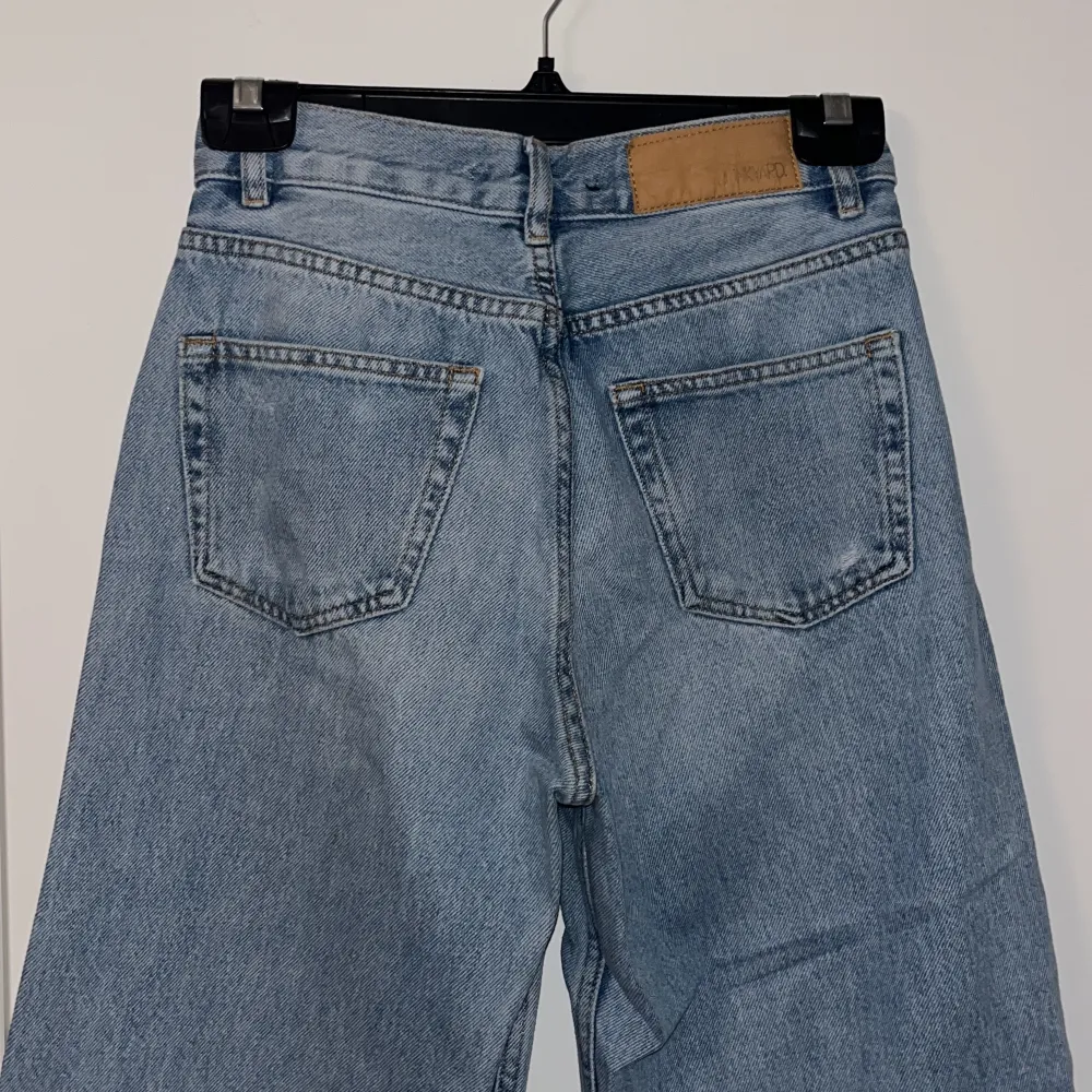 Wide leg jeans, W25. Så snygga men för små för mig🥲Nyskick! Enda e småå slitningar längst ner på ena benet. Jeans & Byxor.