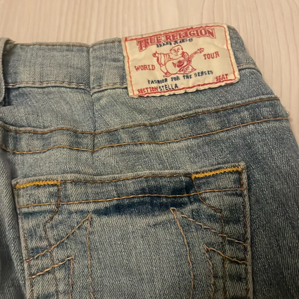 Säljer dessa fina lågmidjade jeansen från true religion💘 väldigt eftertraktade❣️ dem är insydda i midjan så att de passar mig som brukar ha xs i jeans inget man tänker på💗 sprättar man upp dem blir dom nog en s/m💘dem är skinny men går enkelt att sy om. Jeans & Byxor.