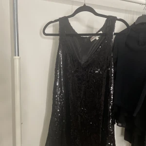 Glitter klänning  - Glitter klänning i storlek S