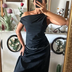 Klänning  - Skit snygg asymmetrisk svart klänning, mer till fötterna! 