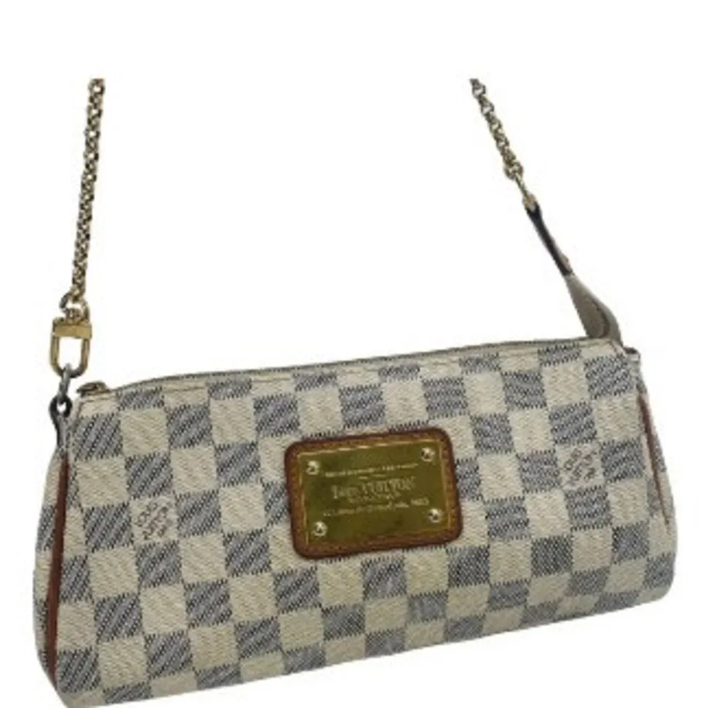 Jag säljer min Louis Vuitton Väska pågrund av att den bara ligger och inte används. Jag har totalt använt väskan ett fåtal gånger så den är i nytt skick då jag vart väldigt försiktig med den. Kan fraktas men även mötas upp runt Göteborg. . Laukut & Käsilaukut.