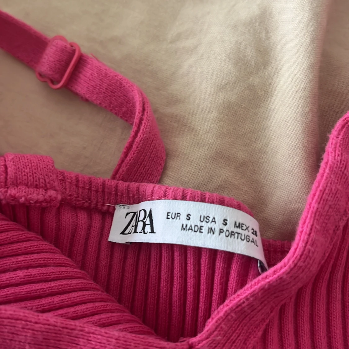 Rosa ribbad linnetopp från Zara - 91