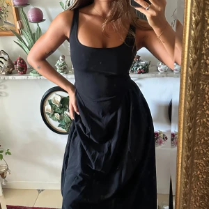 Klänning  - Skit snygg svart klänning, ner till fötterna! 