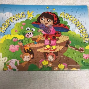 Fyra olika pussel med tecknade karaktärer - Säljer olika pussel med tecknade karaktärer. Ett pussel har en bild av en flicka klädd som en nyckelpiga med texten 'Hopping Adventure'. Två pussel är från 'Big Hero 6' med karaktärerna Wasabi, Honey Lemon, Baymax och Hiro. Det fjärde pusslet visar karaktärer från en animerad serie med bilar och robotar framför ett hus. 79kr/st . samma frakt 