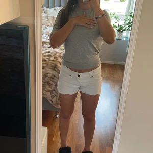 Lågmidjade shorts  - Säljer dessa jättefina Lågmidjade jeansshorts då dom inte kommer till användning. Storlek S💗hör av dig vid fler frågor. PRIS KAN DISKUTERAS VID SNABB AFFÄR❤️