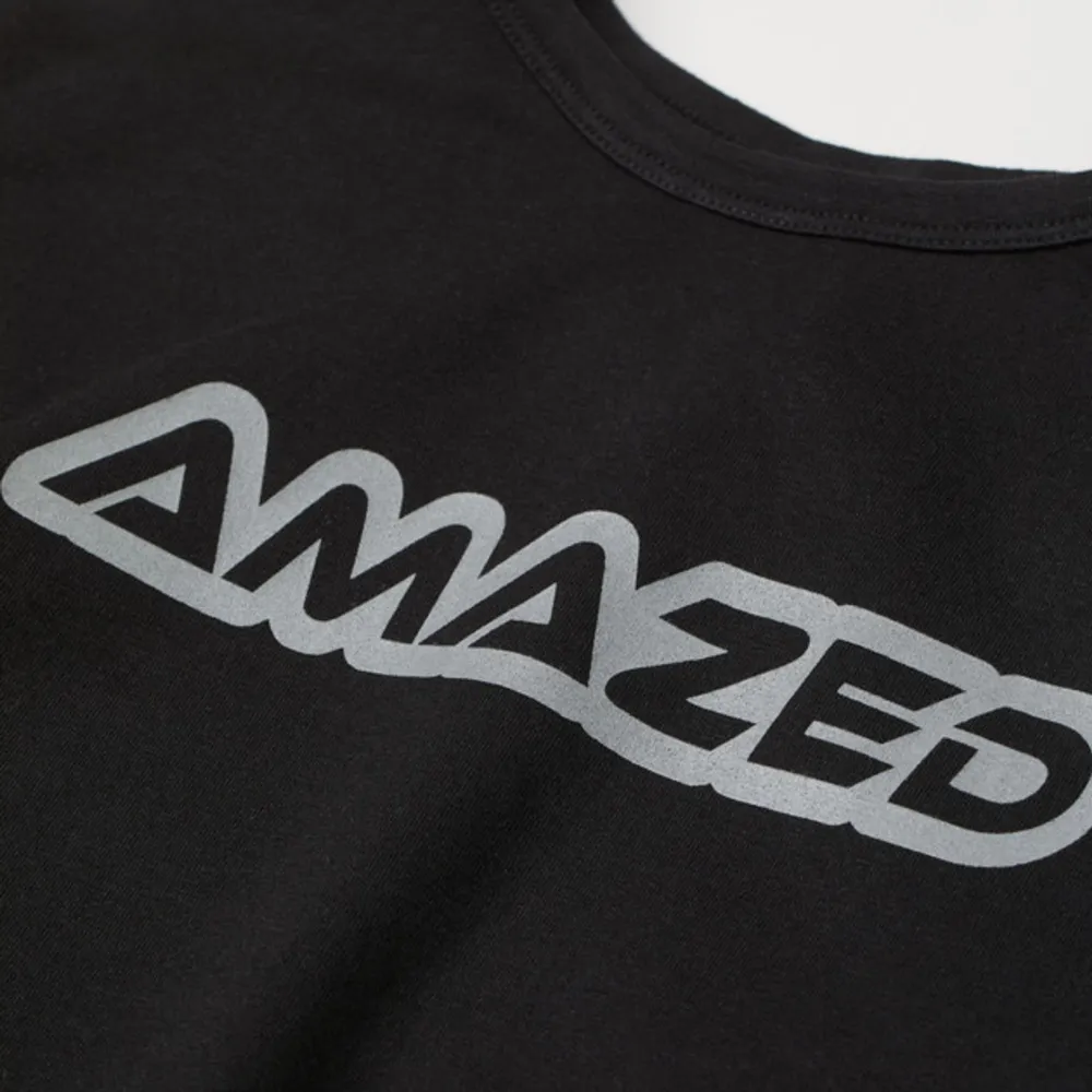 Säljer en svart croppad t-shirt med texten 'AMAZED' i silver på bröstet. T-shirten har korta ärmar och en rund halsringning. Prislapp finns kvar då den aldrig kommit till användning pga att det inte är min stil. 🖤. T-shirts.