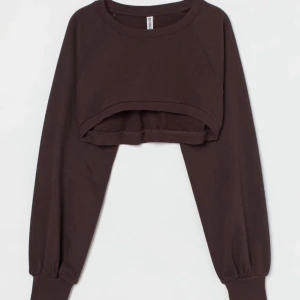 Brun croppad tröja - Säljer en snygg brun croppad sweatshirt med långa ärmar. Perfekt för en avslappnad och trendig look. Tröjan är gjord av mjukt material och har ribbade muddar vid ärmslut och nederkant. Passar perfekt till höst- och vårsäsongen. Prislapp finns kvar då det ej är min stil och har aldrig kommit till användning! 🤎