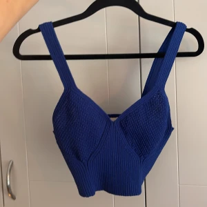 Topp - Liten blå topp från hm i storlek M men är mer som en S. Aldrig använd. 