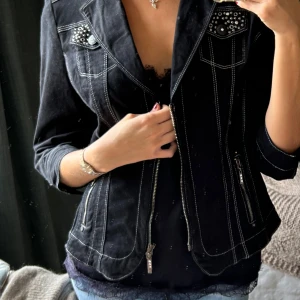 Jeans jacka - Så najs jeansjacka med lite kortare ärmar så så najs att ha till ett linne/topp som typ en bolero, eller som en jacka