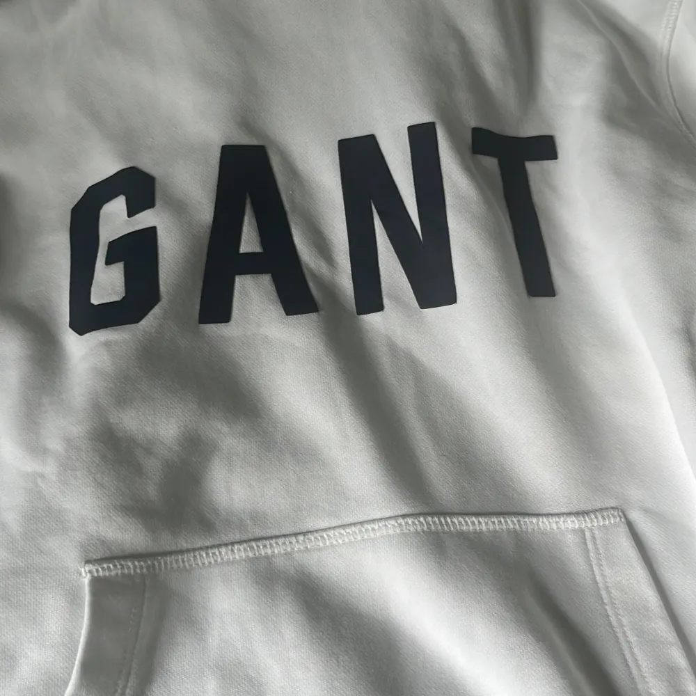 Den här gant hoodien är i väldigt bra skick 9,5/10 då den använts ett få tal gånger, den har inga fläckar på sig och inga skador . Hoodies.