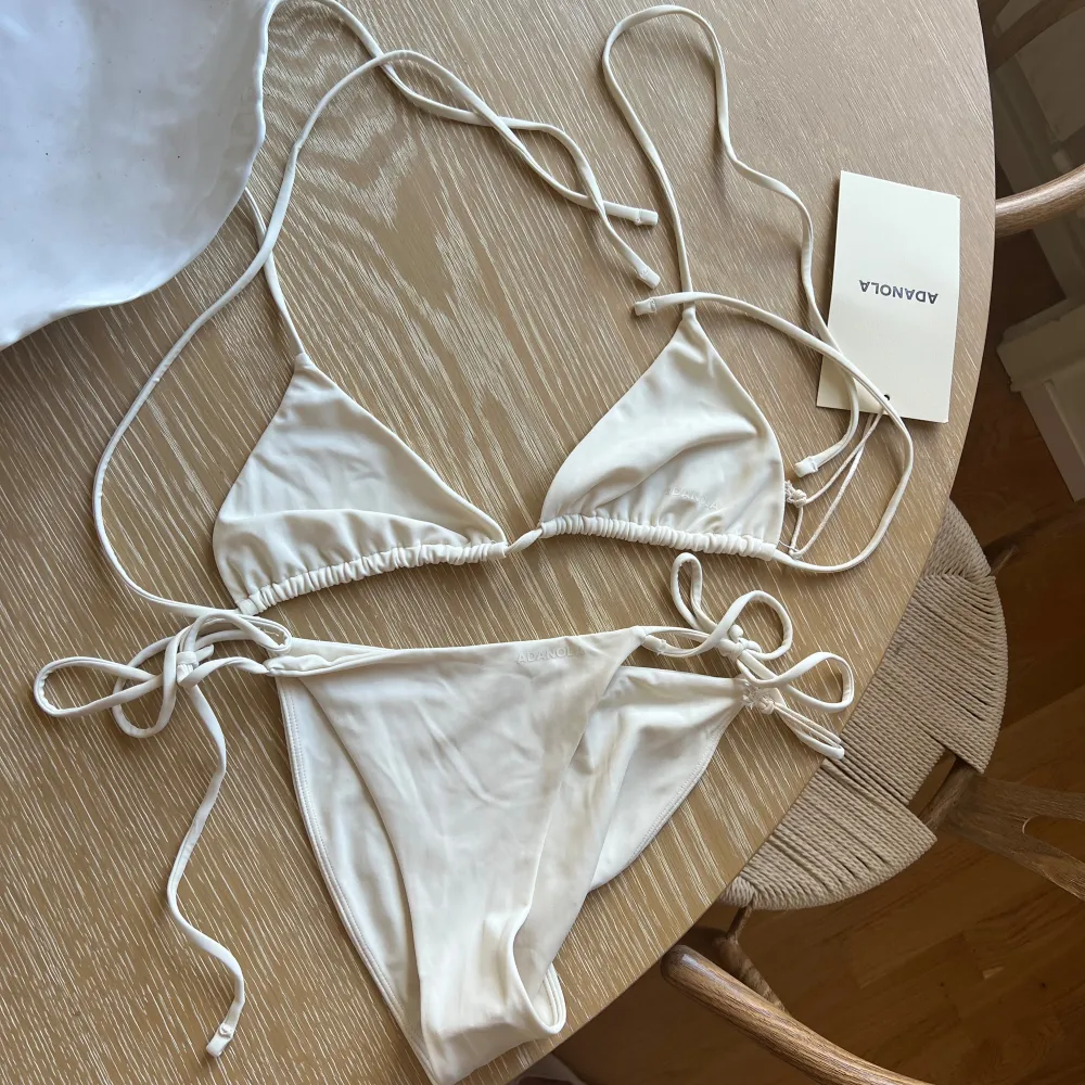 Helt ny super fin vit bikini från adanola i Storlek - S. Med lappar på. Säljes pga fel storlek. 650 kronor för hela bikinin + frakt.. Övrigt.