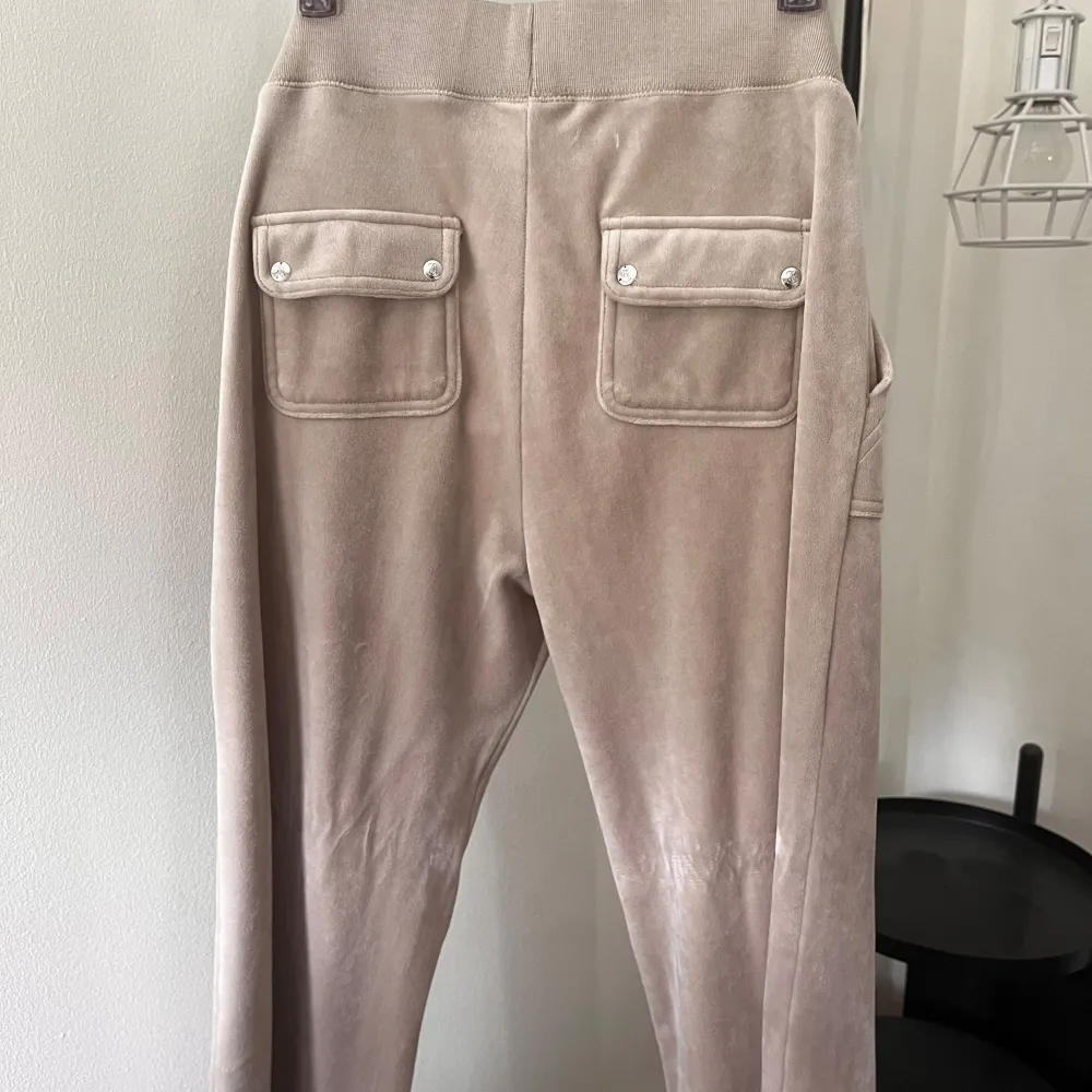 Ett par helt nya, oanvända klassiska velour byxor från Juicy Couture i storlek L. Nypris: 1199kr, säljer för 900!. Jeans & Byxor.