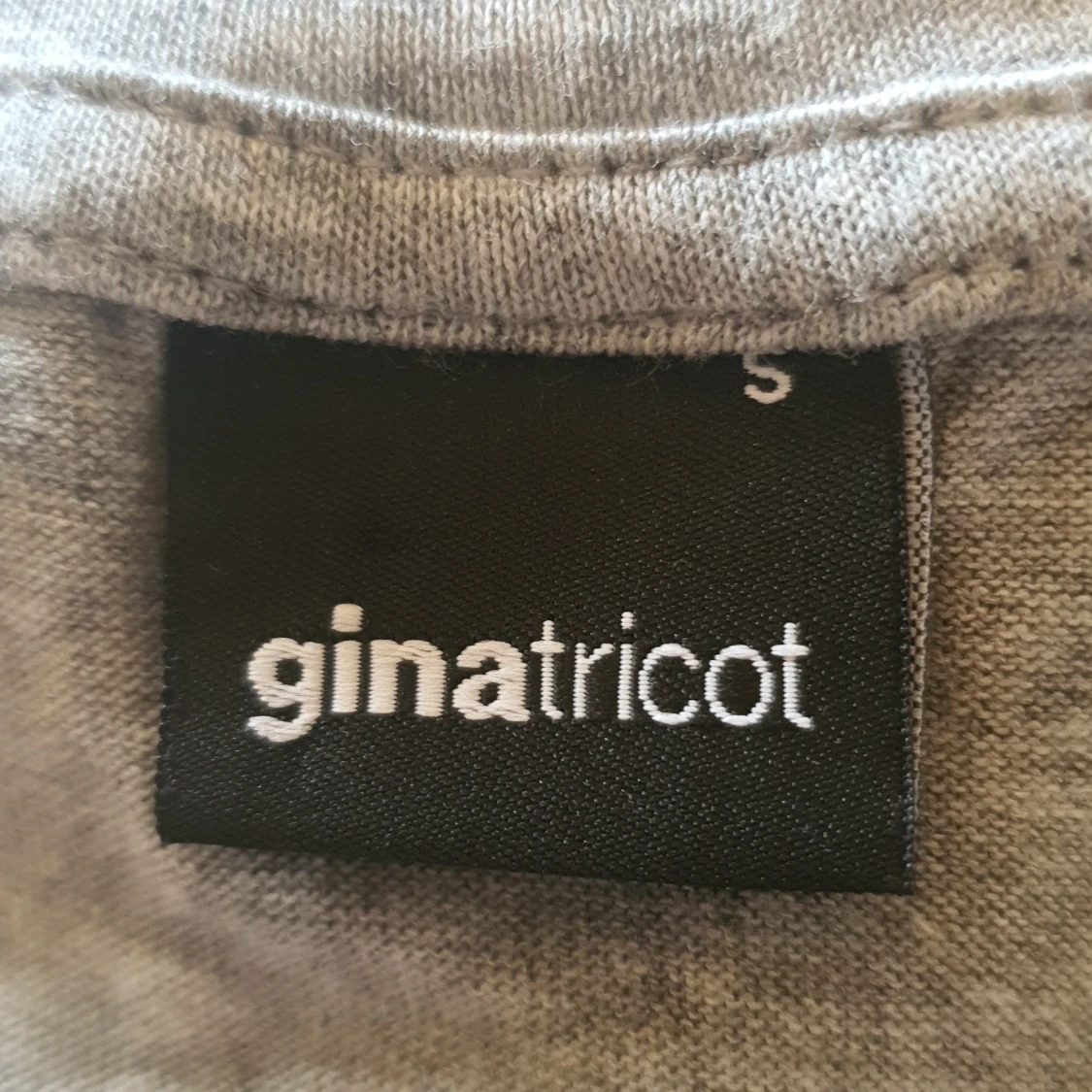 Oanvänd tshirt från Gina tricot stl S - 91