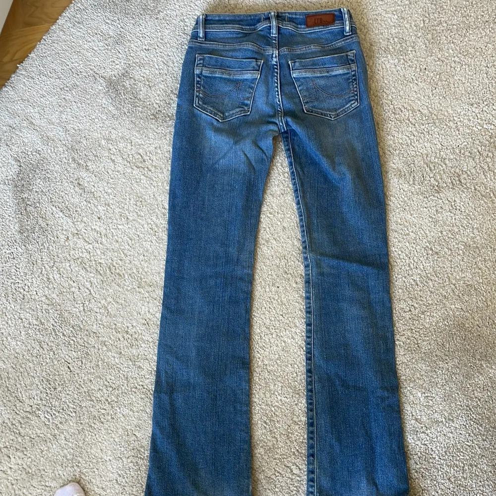 Jag säljer ett par jättesnygga ltb jeans som är i bra skick men har en liten slitning längst ner på byxbenen! Dessa jeans passar perfekt på mig som brukar bära XS och är 160💕. Jeans & Byxor.