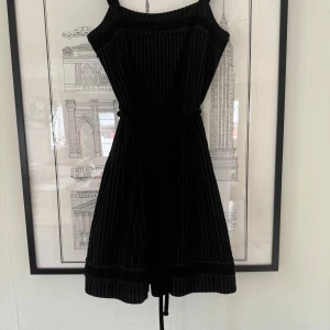 Fantastisk Betsey Johnson klänning  - Bilderna gör den inte rättvis! Kolsvart klänning med sammetsränder och sammetsskärp. Strl 36. Använd sparsamt, mycket gott skick. 