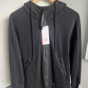 C.P. Company Zip - Storlek M, endast testad då den var lite stor för mig. Prislapp finns kvar. Skriv för frågor!