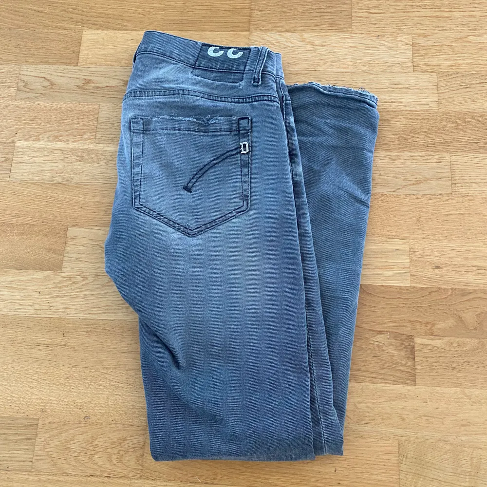 Säljer dessa dondup jeans i modellen george. Storleken är 33 men passar även 32. Jeansen är lite slitna nere vid benslutet och vid fickorna. Det finns en lagning mellan benen som inte syns vid användning, se bild 5. Kom privat för mer bilder.. Jeans & Byxor.