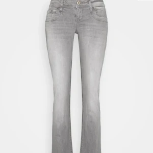 Ltb Valerie jeans - Gråa bootcut jeans från Ltb, säljer pga att jag inte använder dem lika mycket längre. Pris går att diskutera ❤️Midjemåttet rakt över är 39 och innebenslängden är 87 ungefär