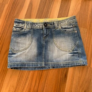 Jeanskjol  - Säljer min jättefina jeanskjol då den inte kommer till användning. Den är i nyskick och tiggare köpt från Plick ❤️ midjemåttet: 37cm rakt över. Kom privat för fler bilder/frågor ❤️