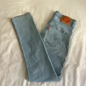 Levi’s jeans 511 i färgen ljusblå. Storlek 32/34. Fint skick, nypris 1099, köp för endast 299kr. 