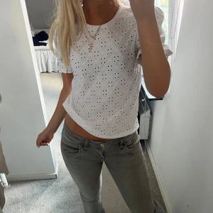 Söt vit topp💕 - Söt tröja från VILA, ändast använd en gång🤍