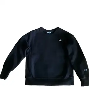 Säljer en svart sweatshirt från Champion i storlek S. Den är gjord av bomull och polyester.  Längd/L :58 cmAxelbredd/B:51 cm