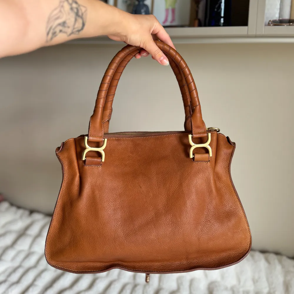 🌸Chloé bags never go out of style but it's time for me to make room for new ones 🌸Great condition 🌸 Calfskin leather 🌸 Real one! 🌸New price 2466€ 🌸Price can be negotiated🫶🏽 . Väskor.