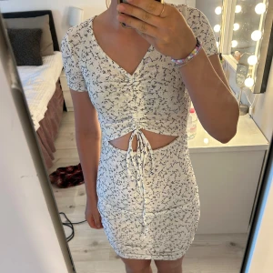 Klänning - Vit fin klänning i storlek 170/176 men även s/m🫶💕Klänningen är oanvänd och prislappen är kvar:) Köpte den för 400 men säljer för 99kr💖🤩
