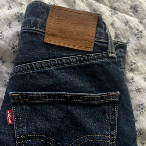 Levisjeans  - Mörklblåa jeans från Levis!! 