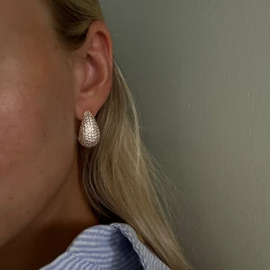 Örhängen - Guldiga örhängen från mitt märke Kahlo The Label i rostfritt stål🤍 Handla här eller via hemsidan www.kahlothelabel.com 