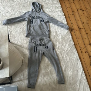 Hoodrich Dress - Schysst Hoodrich dress andvända max 2 gånger. Hoodie + Byxor 500 kr Hoodien 250 kr Byxan 250